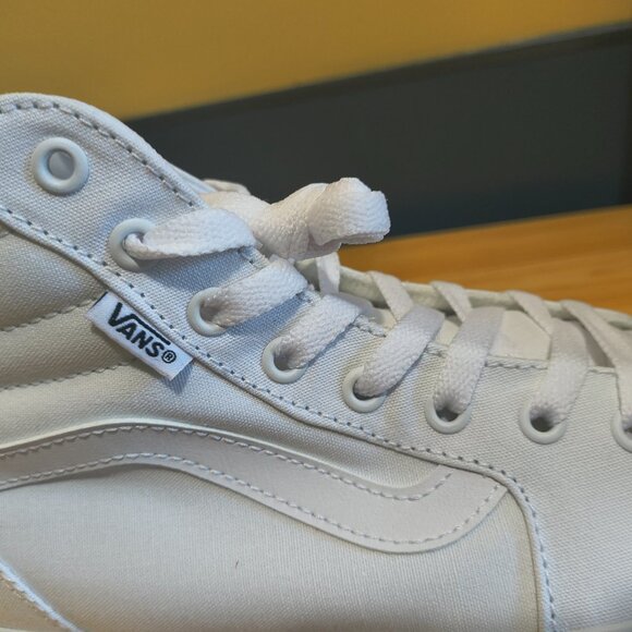 NEW IN BOX — Women’s VANS White Sneakers | Size 11 | Never Worn - Picture 4 of 6